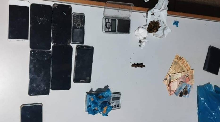 Homem é preso em posse de drogas e celulares, em Vilhena