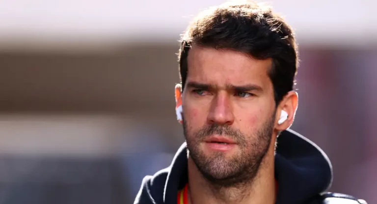 Não há pressa para retorno de Alisson, diz técnico do Liverpool