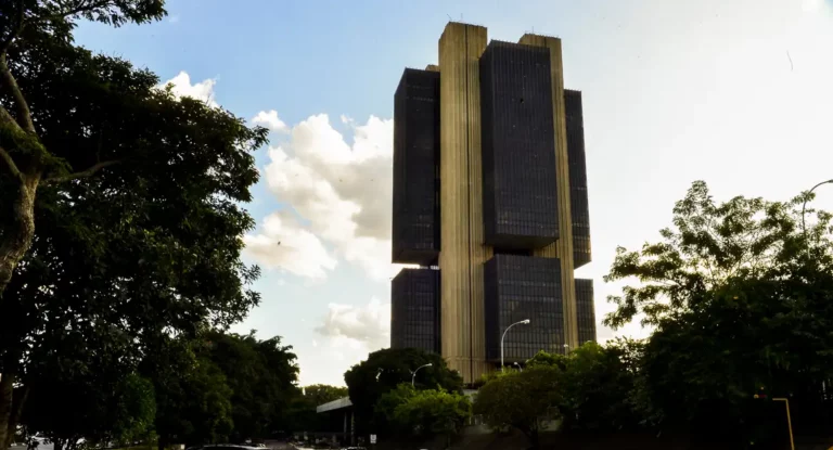 Copom decide nesta quarta em quanto elevará juros básicos
