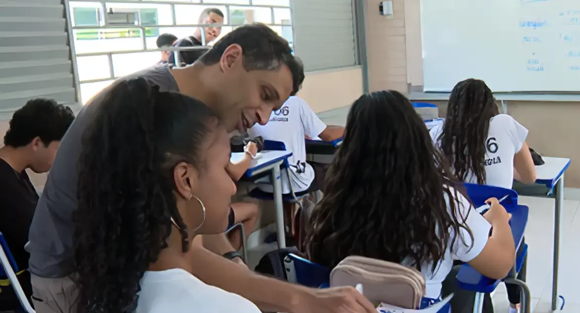 Câmara aprova projeto que restringe uso de celular em escolas