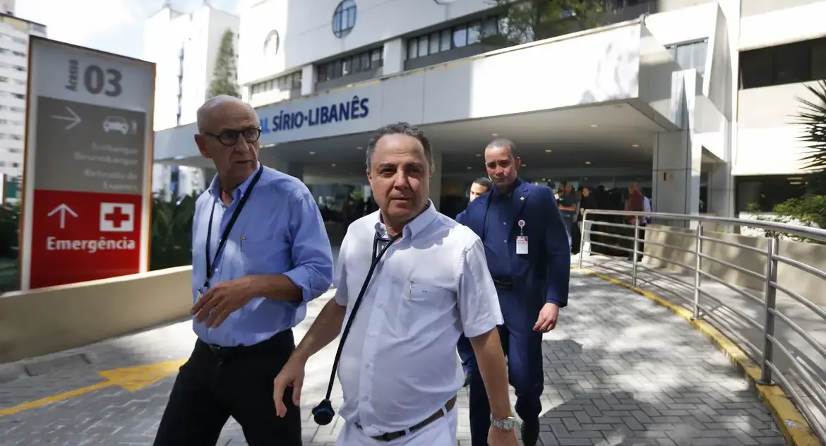 Lula está bem e conversando, diz médico