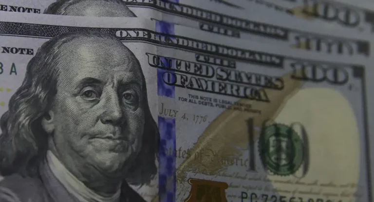 Dólar sobe para R$ 6 com pressão de importadores