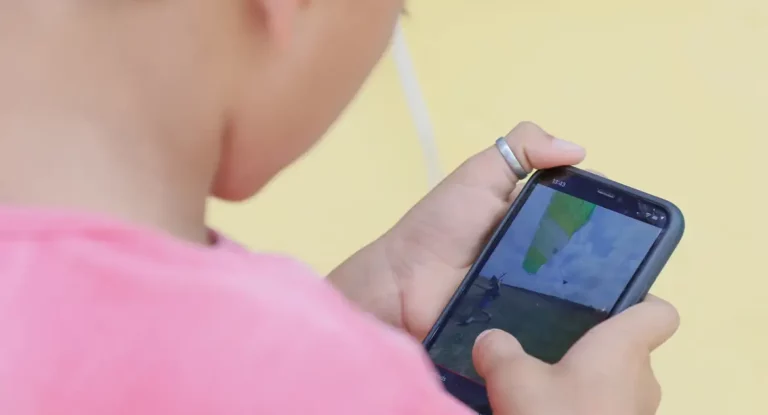 Senado aprova projeto para restringir uso de celular em escolas