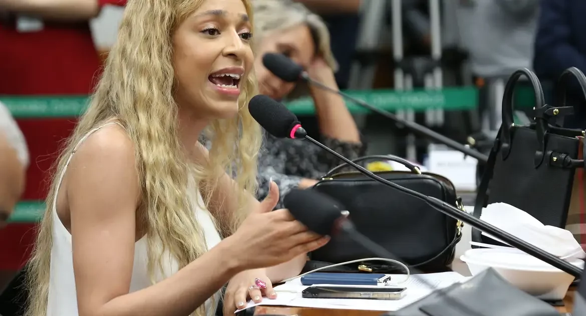 PGR denuncia deputado por injúria contra Erika Hilton