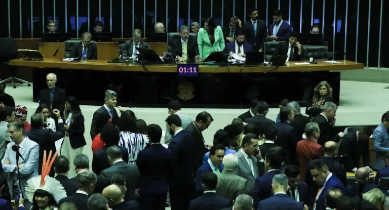 Relator muda regras para supersalários na PEC do corte de gastos