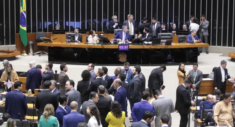 Câmara aprova PEC de corte de gastos em primeiro turno