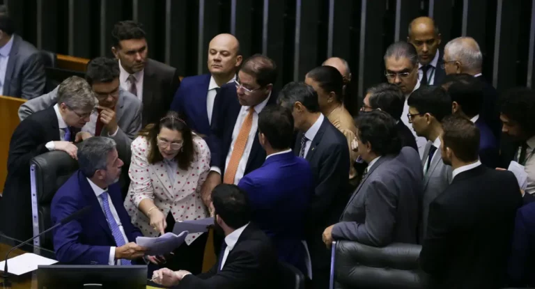 PEC de corte de gastos é aprovada em dois turnos na Câmara