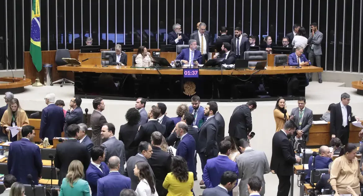 Câmara aprova teto para salário mínimo, mas afrouxa mudanças no BPC