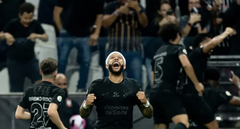 Depay brilha e Corinthians vence para ficar perto da Pré-Libertadores
