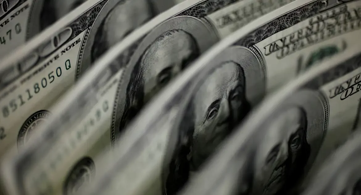 Dólar cai após BC vender US$ 7 bilhões e Senado aprovar pacote fiscal