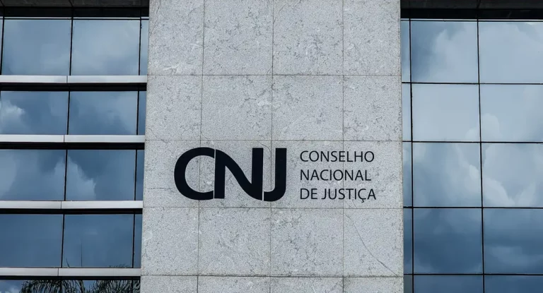 CNJ suspende pagamento de auxílio-alimentação de R$ 10 mil para juízes