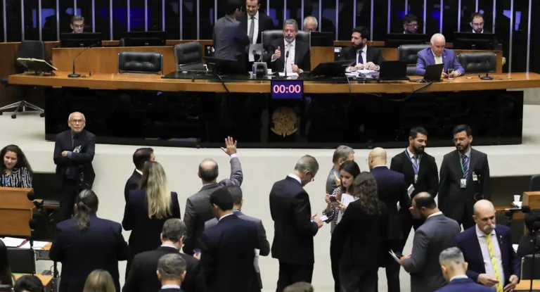 Câmara aprova urgência para corte de gastos e governo promete negociar