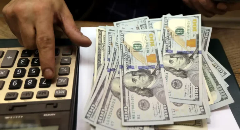 Dólar sobe para R$ 6,09 e bate recorde nominal de cotação