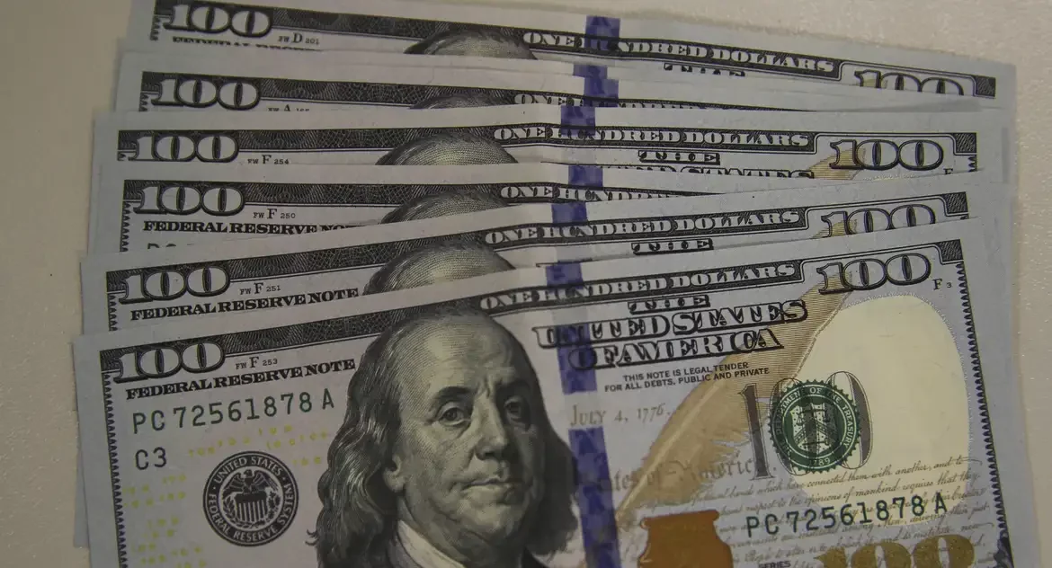 Dólar fecha a R$ 6,09 após bater em R$ 6,20 durante a tarde