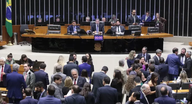 Câmara rejeita mudanças do Senado e aprova reforma tributária