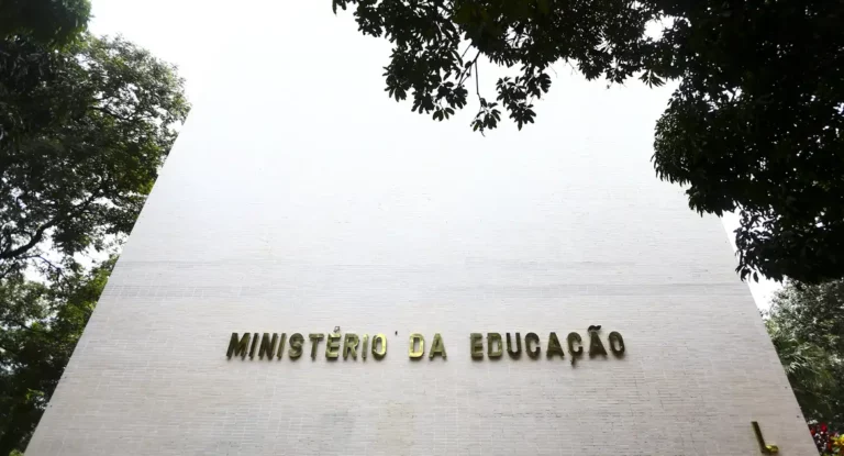 Concurso Ebserh publica extrato de edital com 545 vagas