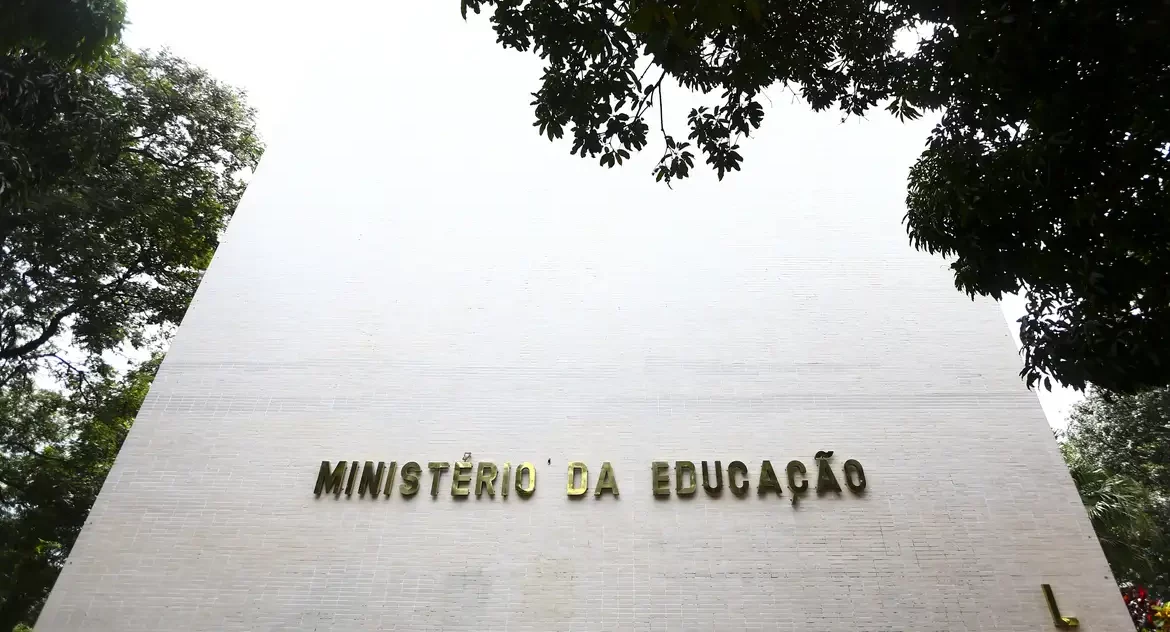 Concurso Ebserh publica extrato de edital com 545 vagas