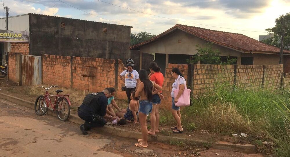 Mãe e filha ficam feridas ao colidirem violentamente de bicicleta em muro