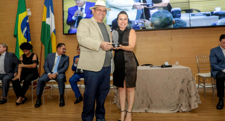Governador Marcos Rocha é homenageado com o Troféu Fenacom 2024 - News Rondônia