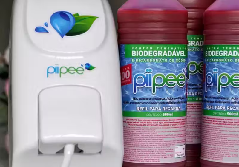 Brasileiro cria spray para economizar água da descarga do ‘xixi’; ganhou prêmios!