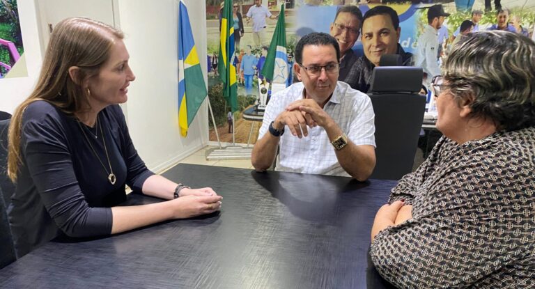 Deputada Lebrinha garante ônibus super leito para transporte de pacientes em Rolim de Moura