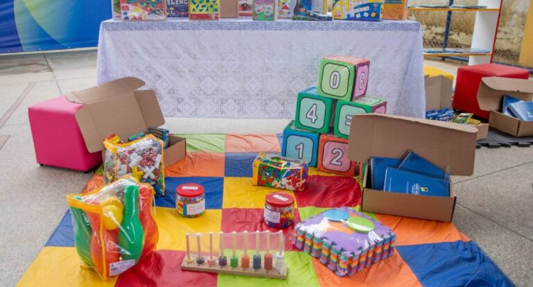 Prefeitura de Porto Velho beneficiou alunos da rede municipal com entrega de kits escolares e uniformes - News Rondônia