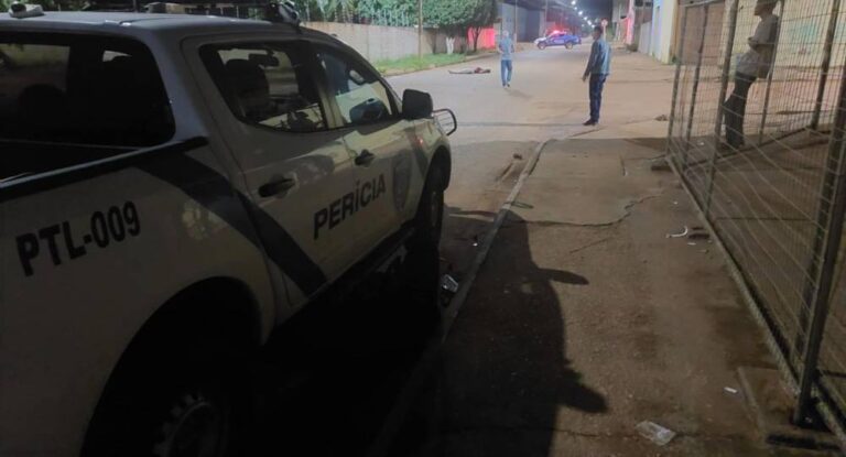 Após discussão em casa noturna, homem morre no meio da rua atingido por tiros de pistola, em Vilhena