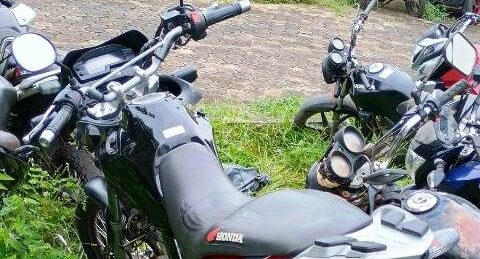 Papai Noel é preso pela PM pilotando moto com placa adulterada, em Ouro Preto