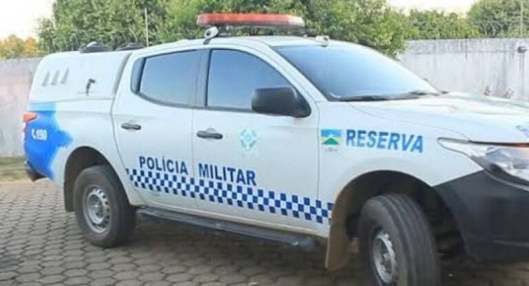 Jovem é detido após mãe encontrar rapaz deitado com filha de 14 anos em quarto