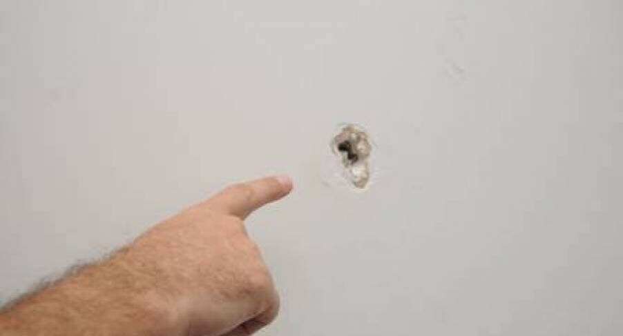 Jovem tem casa alvejada a tiros enquanto comia pizza com amigo ex-presidiário, em Vilhena