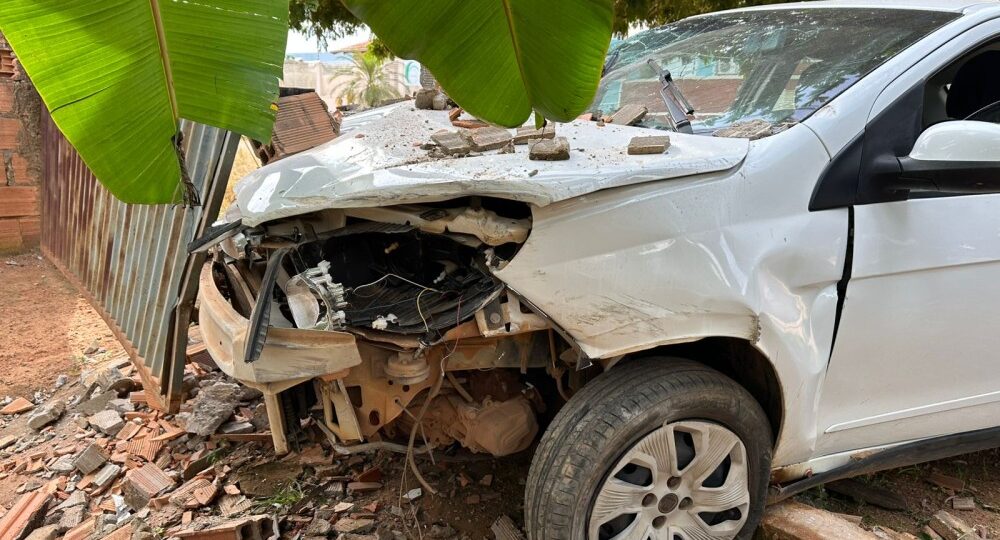 Veículo desgovernado colide com muro e árvore; condutor foge do local