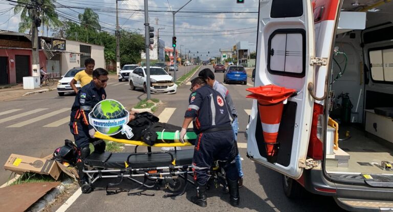 Motociclista sofre fratura exposta em acidente com táxi na capital