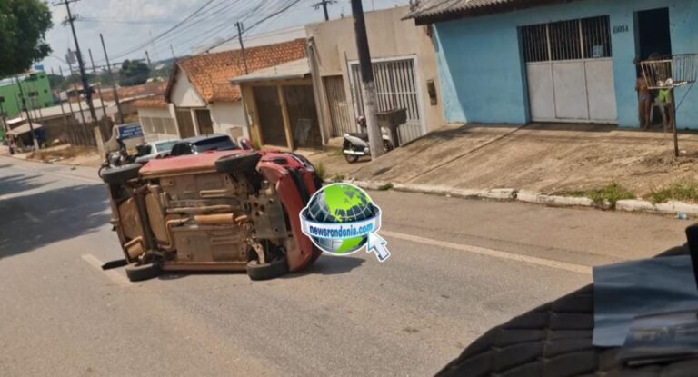 Carro capota em colisão com caminhonete na Imigrantes