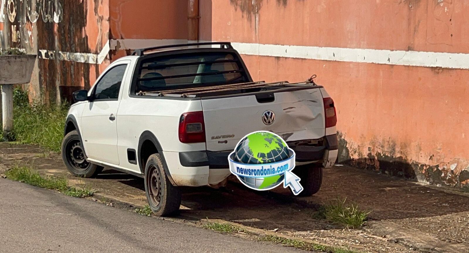Carro sai de garagem e derruba casal em moto na zona sul