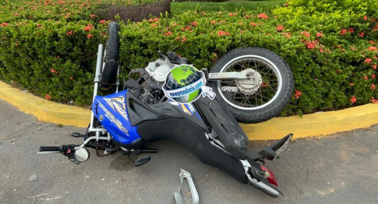 Moto para em canteiro após acidente com caminhonete na Jorge Teixeira