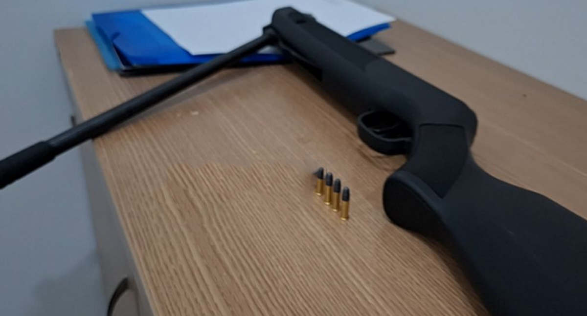 Patrulhamento rural da Polícia Militar prende suspeito armado, em Ji-Paraná