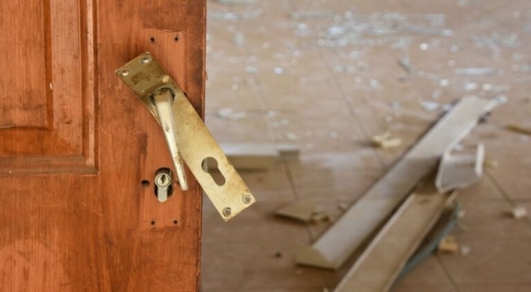 Mulher tem casa arrombada e homem leva sua bolsa com mais de R$ 500,00