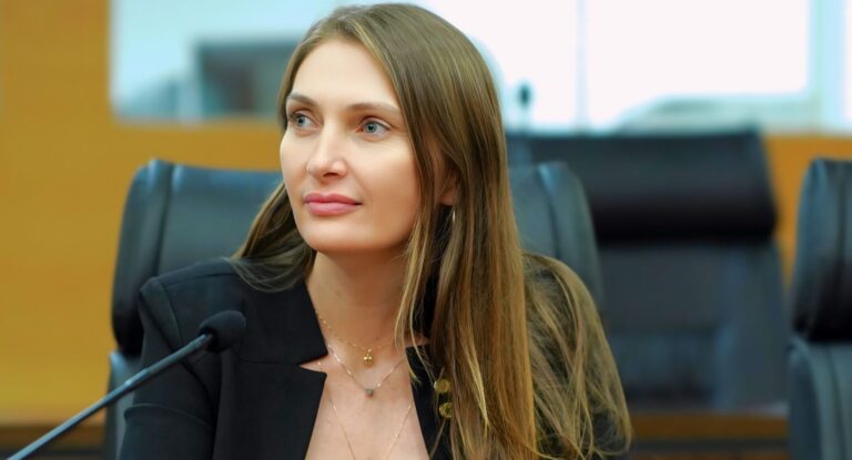 Lebrinha entrega colhedora de milho e fortalece agricultura familiar em Urupá