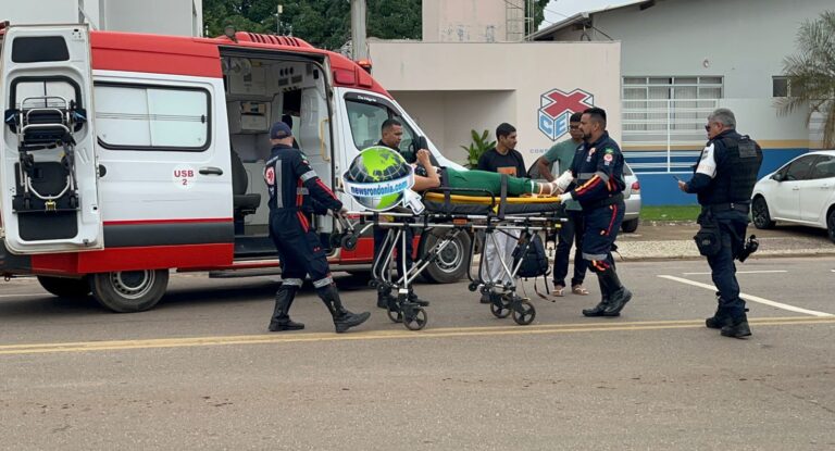 Casal em moto fica ferido após batida com carro no centro