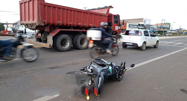 PRF registra acidente envolvendo moto e caçamba, em Ji-Paraná