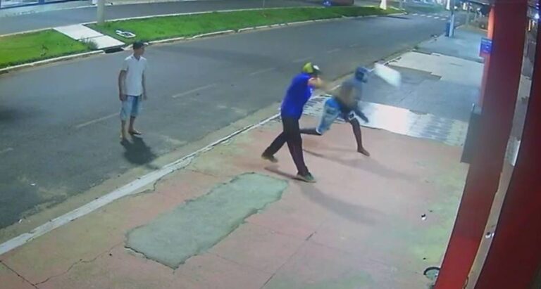 Loja de eletrônicos tem porta de vidro destruída e é saqueada duas vezes na mesma noite