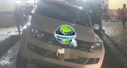 Mulher embriagada é presa depois de cair com Amarok em rampa de lava jato