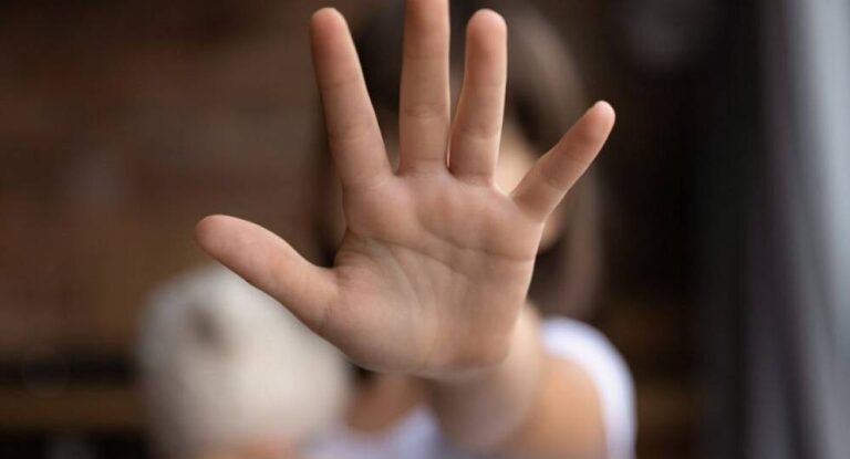 Suspeitos invadem casa, agridem adolescente e bebem cervejas, em Vilhena