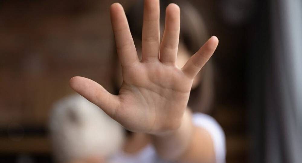 Suspeitos invadem casa, agridem adolescente e bebem cervejas, em Vilhena