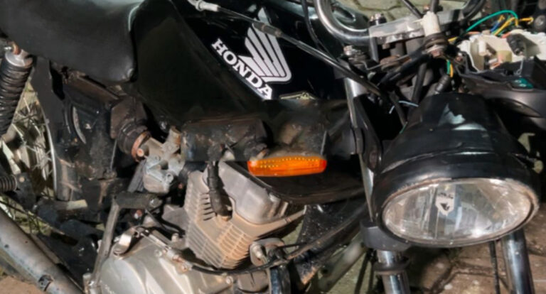 Motocicleta abandonada é recuperada pela Polícia, em Green Ville