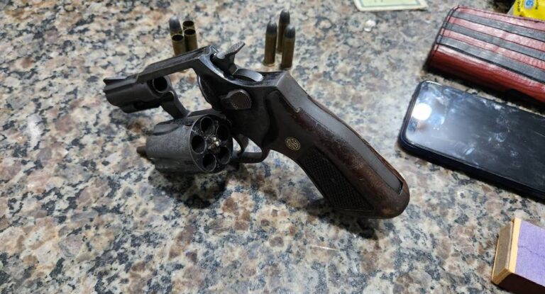 Homem mata cunhado a tiros em bar após ser agredido a cadeiradas