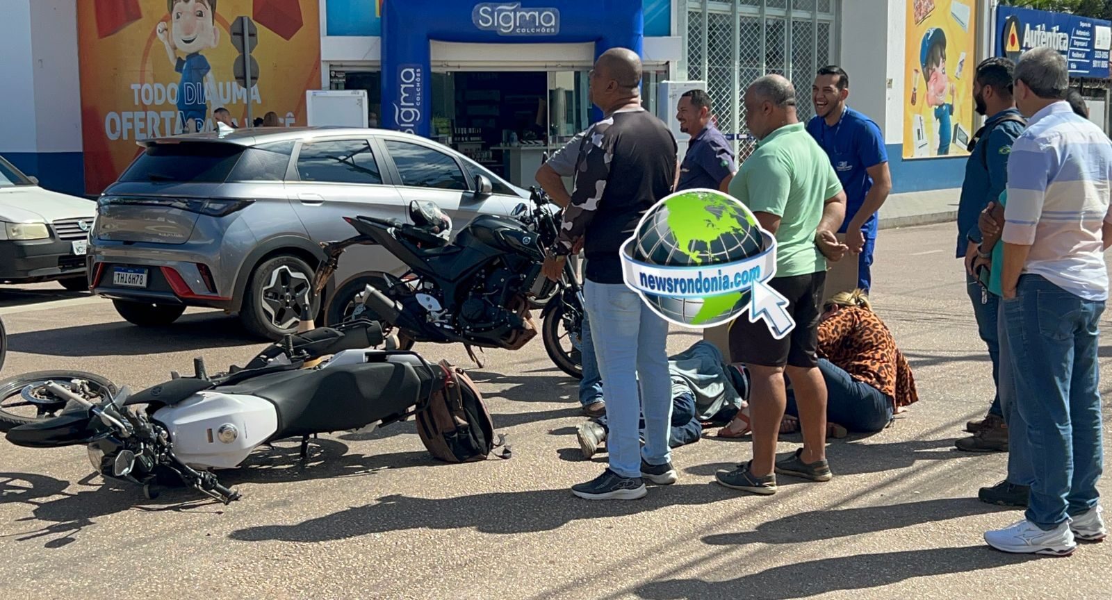 Motociclista sofre fratura em acidente com carro no centro