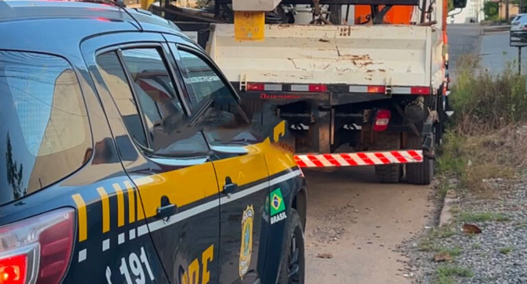 Motociclista colide com caminhão na BR-364 e é socorrido