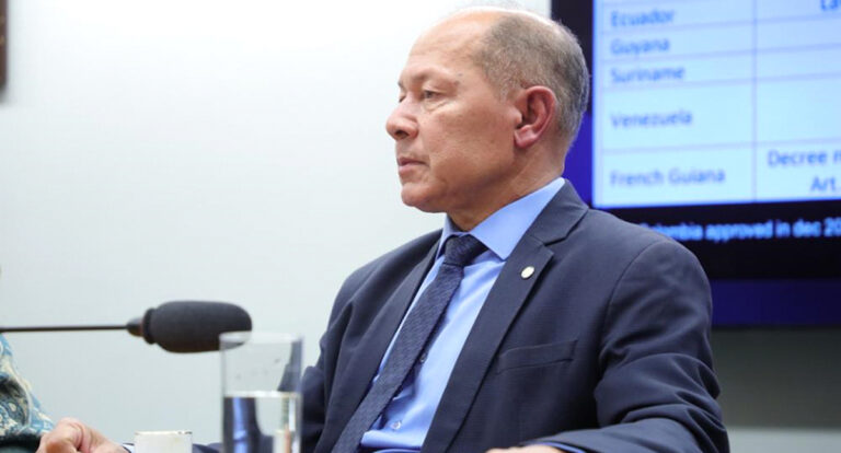 Coronel Chrisóstomo protocola Requerimento para criação de CPI sobre o programa Pé-de-Meia