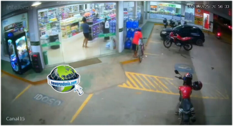 Homem chega mancando e furta bicicleta em frente de farmácia na zona leste